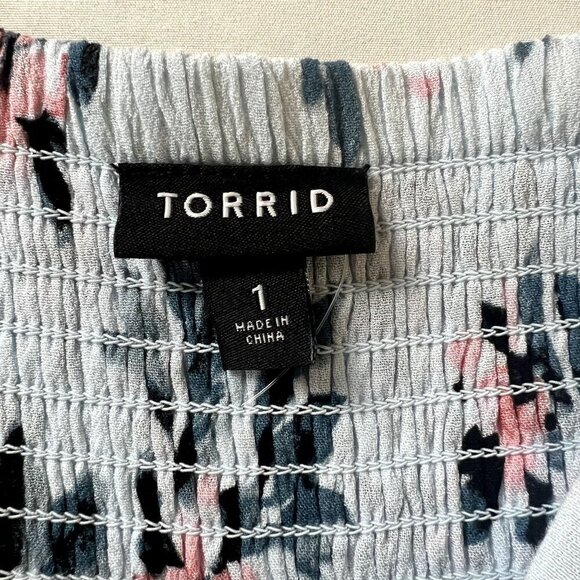 Torrid NWOT Women 1X Blue Floral‎ Cold Shoulder Handkerchief Dress w/Pockets - Picture 6 of 9